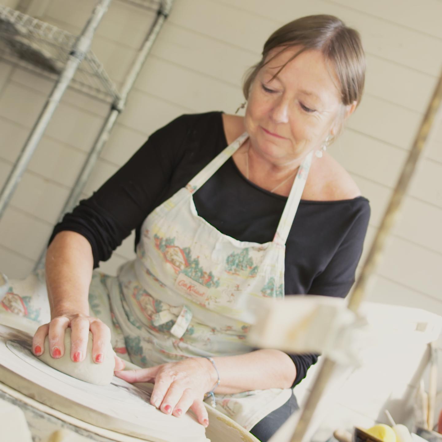 KAREN HIBBS POTTERY .00 00 59 18.Still066